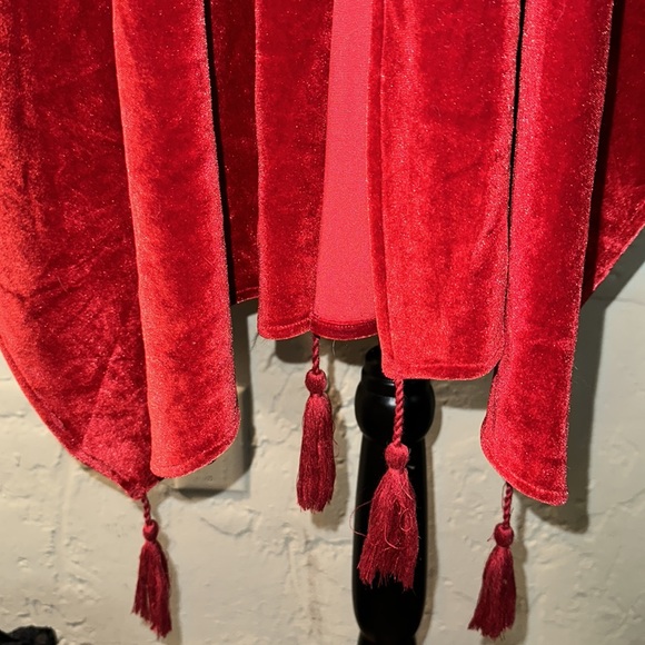 🌹NWOT Vada Winter Bright Red Velvet Crochet Kimono - Picture 4 of 6